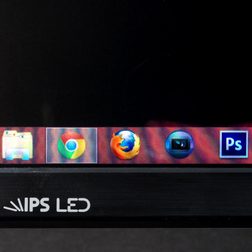 LG IPS Wide Screen Ultra Performance Monitor 29EA93 bottom corner