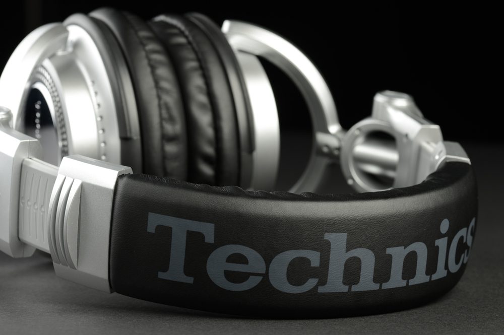 Panasonic Technics RP DH1250 Pro Review dj headphones headband angle