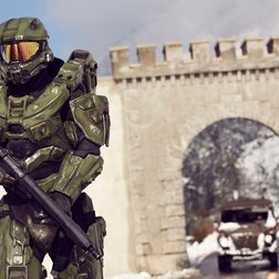 A man dressed as master chief walking.