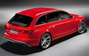 Audi RS4 Avant rear three-quarter
