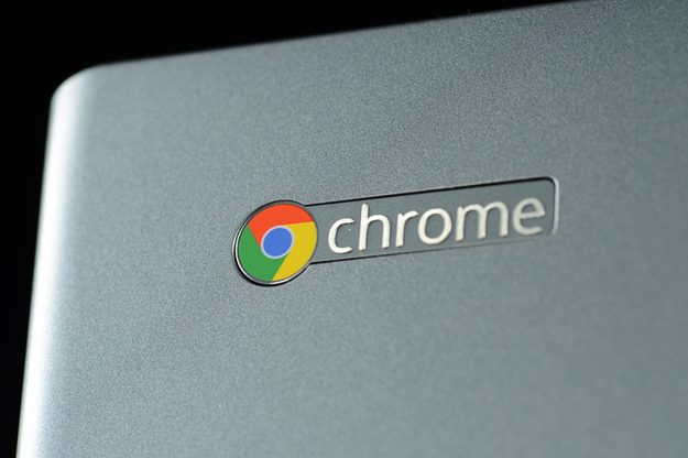 Acer C7 Chromebook Review lid chrome logo macro