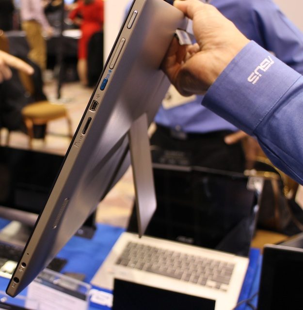 hands on asus transformer aio windows desktopandroid hybrid holding