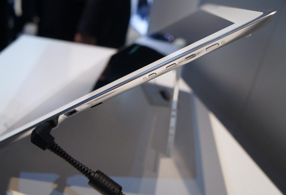 Panasonic 4K Tablet right edge