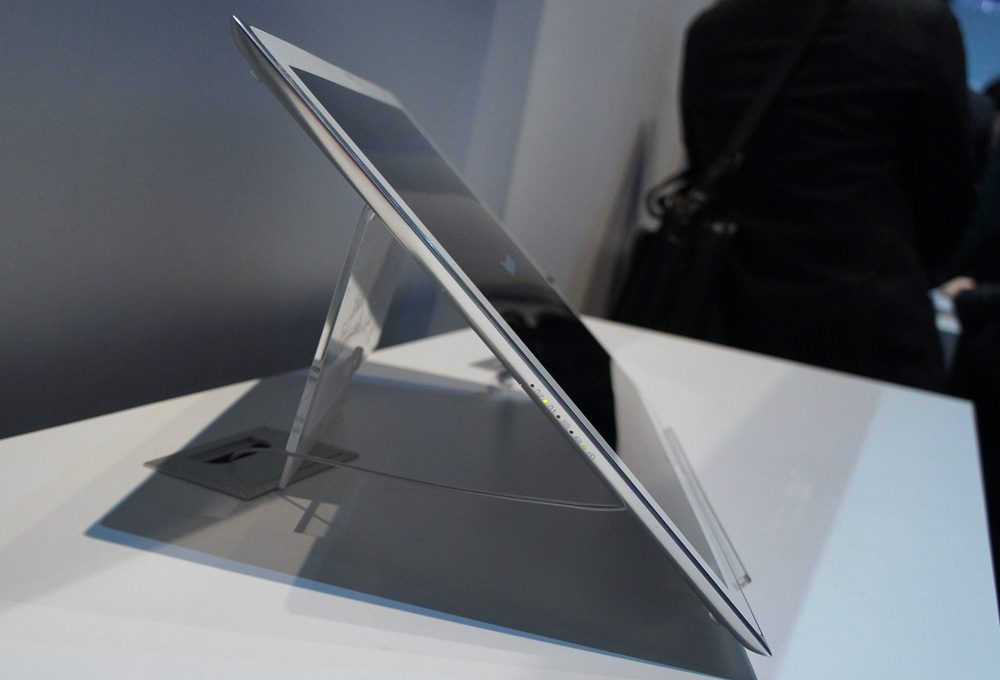 Panasonic 4K Tablet left edge