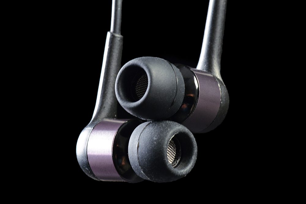 Beyerdynamic-in-ear-headphones-review-buds-crossed