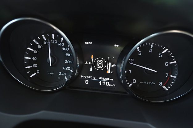 Land Rover 9-speed display
