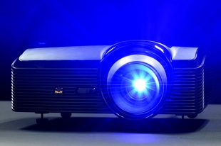Viewsonic-Pro9000-review-projector-on
