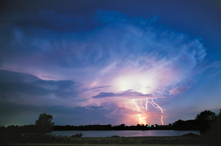 jim reed meet one of the prominent extreme weather photographers lightning bolt storm 011