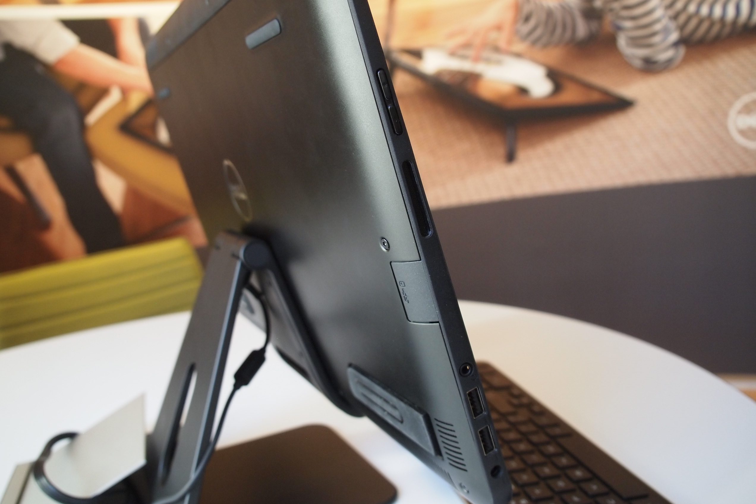 Dell XPS 18 - side shot