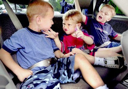 kids-buckled-up-in-the-back-seat_100339583_m