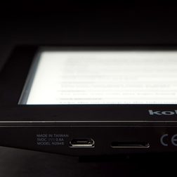 kobo aura hd review bottom left port
