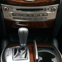 2013 Infinity JX35 tech center console