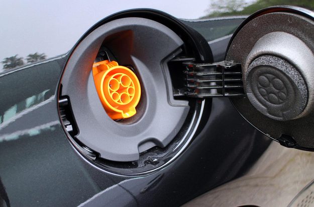 2013-fiat-500-e-exterior-charging-port