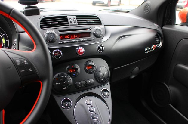 2013-fiat-500-e-interior-stereo-console-2