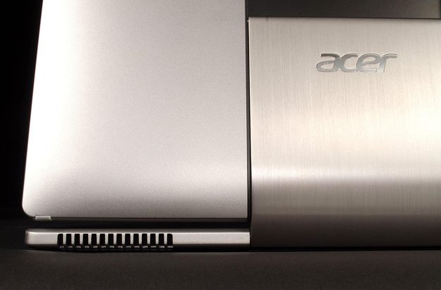 Acer Aspire R7 rear hinge macro
