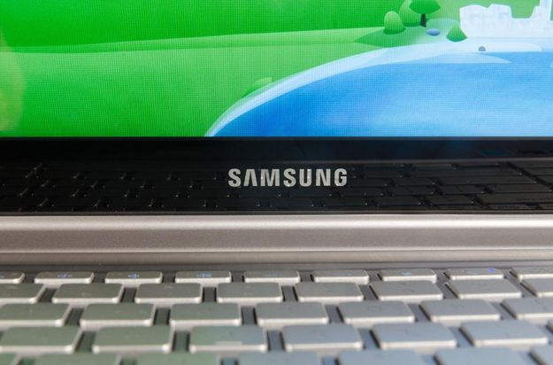 Samsung ATIV Book 8 Chronos 7 macro display