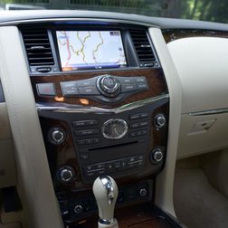 2013 Infiniti QX562013 interior front macro