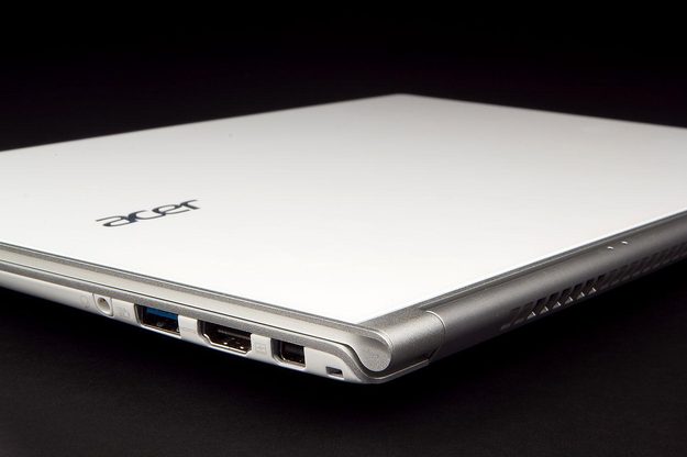 Acer Aspire S7 392 6411 corner angle closed