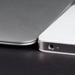 MacBook Air 2013 review iphone 4