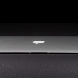 MacBook Air 2013 review lid closed front