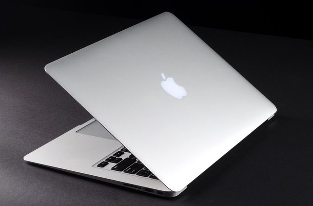 MacBook Air 2013 review lid open angle