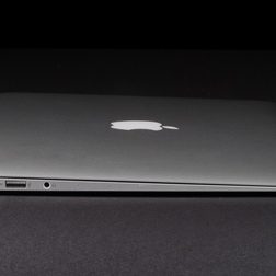 MacBook Air 2013 review right side