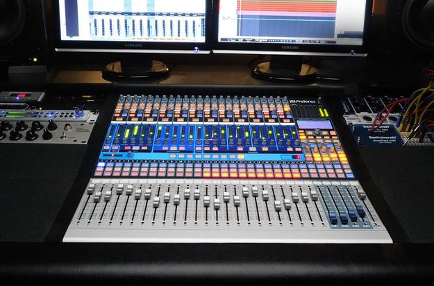 Pro sound with iPads Presonus Studiolive 24.4.2 console