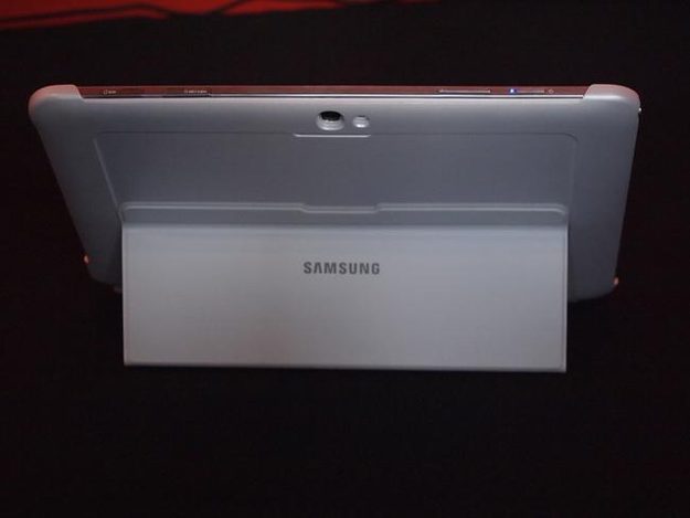 Samsung Ativ Tab 3_back with kickstand