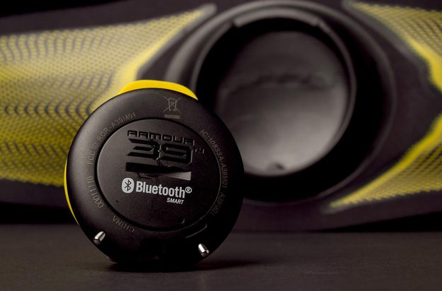 Under Armor E39 review bluetooth receiver closeup