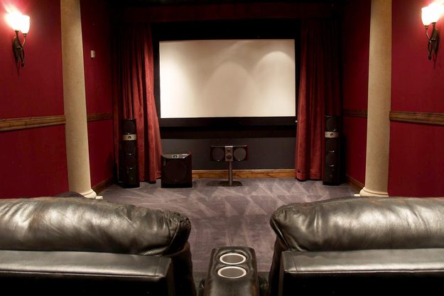 how to choose a projector screen viewing distance