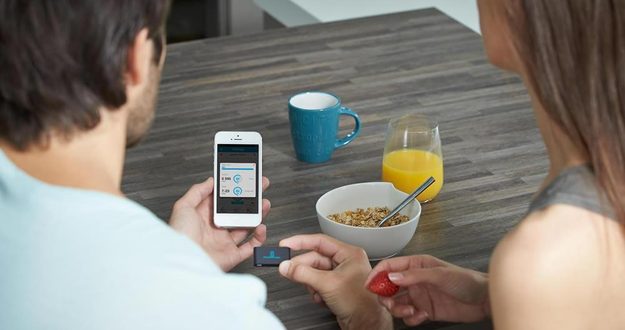 withings-pulse-with-iphone