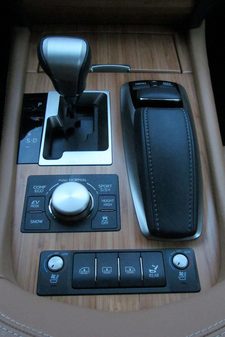 2013 Lexus LS600h L center console