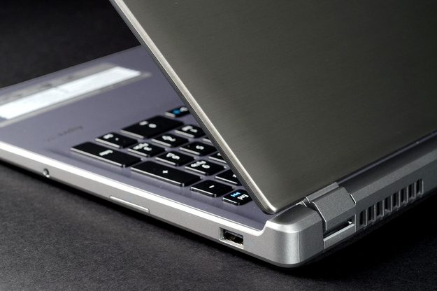 Acer Aspire M5 583P 6428 back corner macro