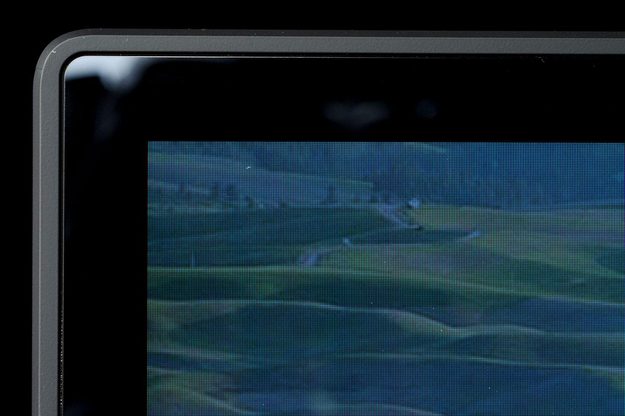 Acer Aspire M5 583P 6428 front screen corner