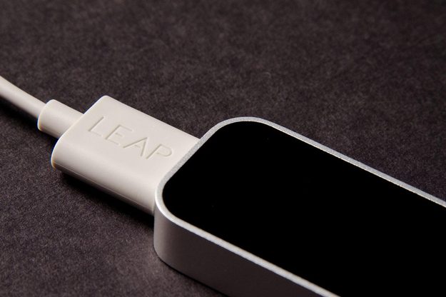 Leap-Motion-review-plugged-in-angle