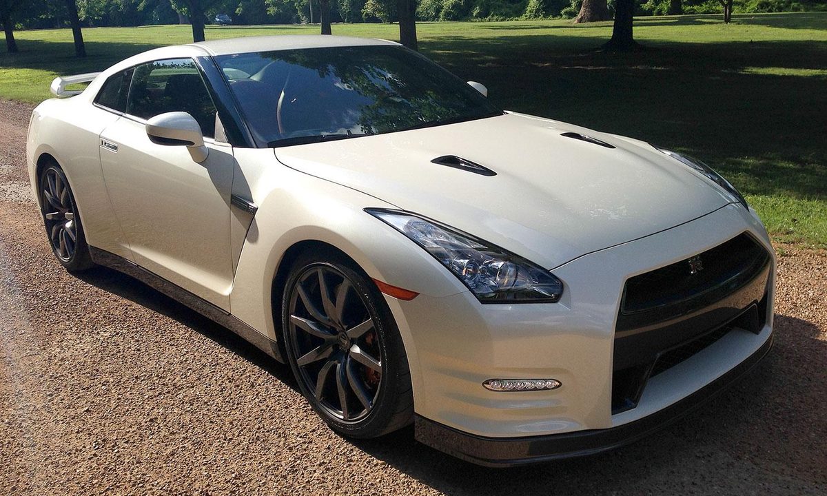 2014 Nissan GT R front angle