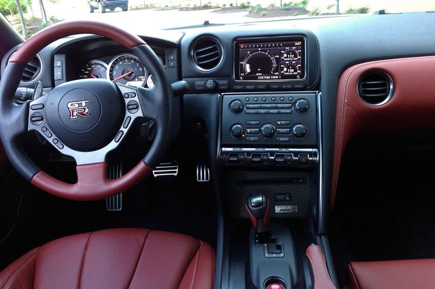 2014 Nissan GT R front cabin