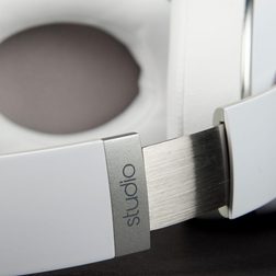 Beats by Dre Studio 2013 outer hinge extended