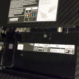 Curved Oled hands on rear ports macro