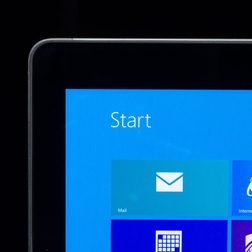 Samsung Series 7 Ultra top screen corner macro