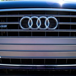 2014 Audi SQ5 grill macro
