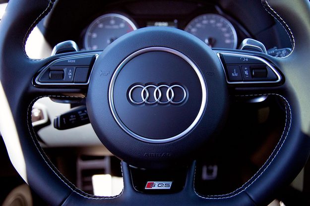 2014 Audi SQ5 steering wheel macro