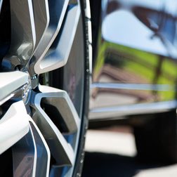 2014 Audi SQ5 wheel macro