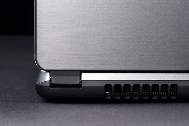 Acer Aspire V7 482PG 9884 back corner