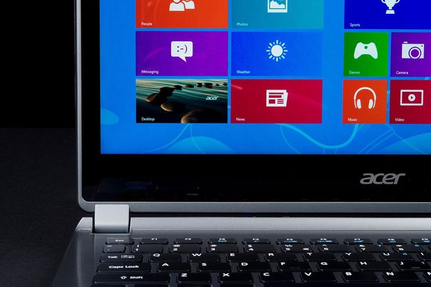 Acer Aspire V7 482PG 9884 bottom screen corner