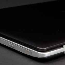 Asus VivoBook V551LB rear left corner macro