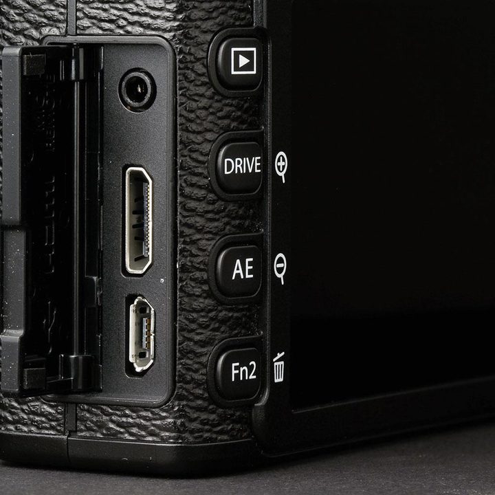 Fujifilm X E2 side ports
