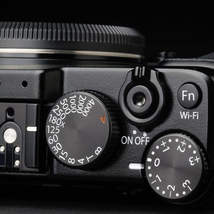 Fujifilm X E2 top dials
