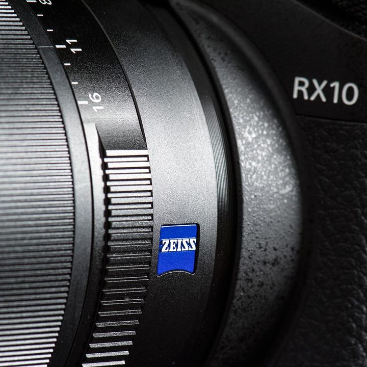 Sony DSC-RX10 review Zeiss logo