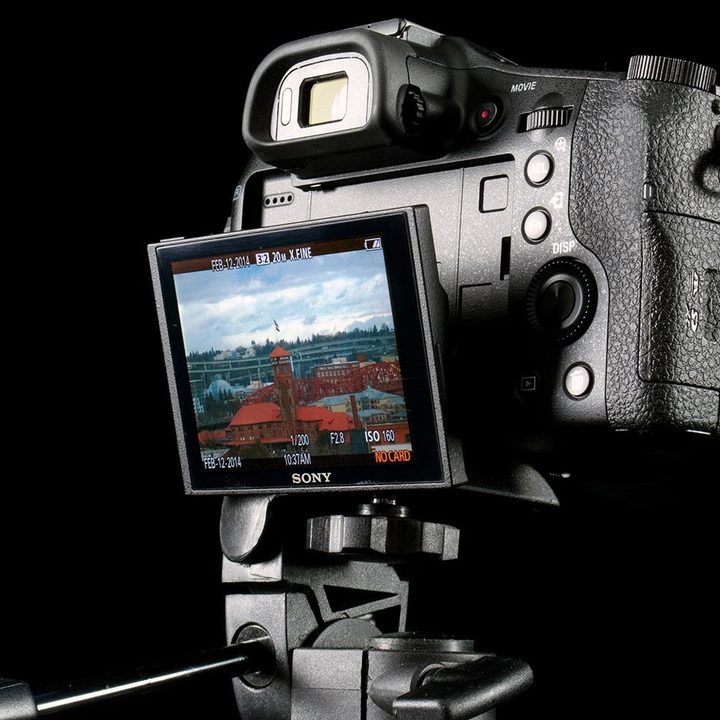 Sony DSC-RX10 review vari screen tripod
